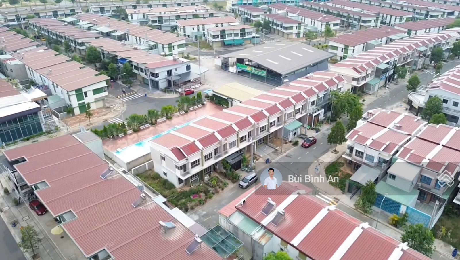 Bán căn liên kế vườn KĐT Oasis City, 70m2 full thổ cư, mặt sau view hồ bơi, sổ hồng sẵn, giá rẻ