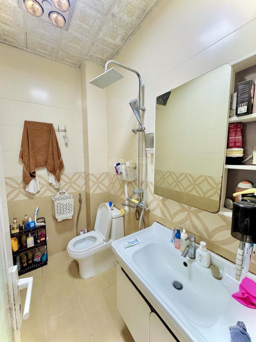 Bán căn tập thể 2 tầng ngõ 108 Lò Đúc 160m2, 4 ngủ, 2 WC, sổ đỏ riêng chỉ 5,1 tỷ