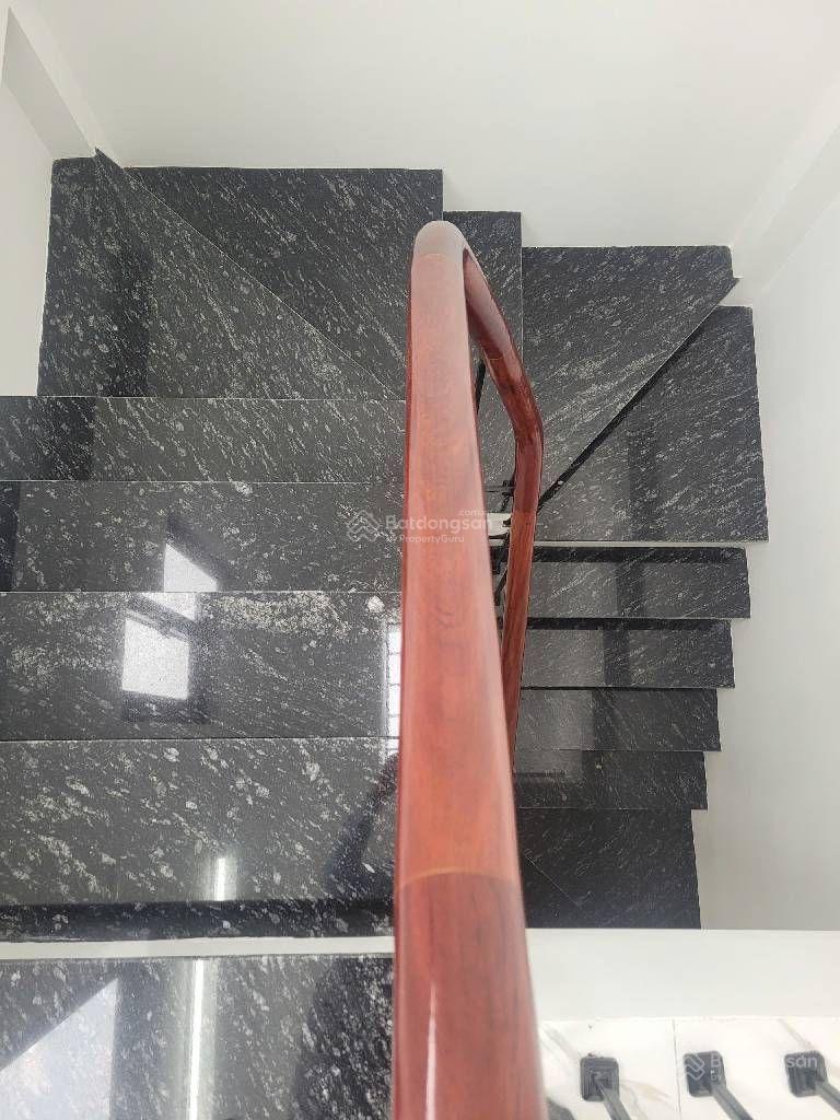 Cần bán gấp nhà 5 tầng diện tích 40m², mặt tiền 5m, nằm tại phố Việt Hưng, Long Biên