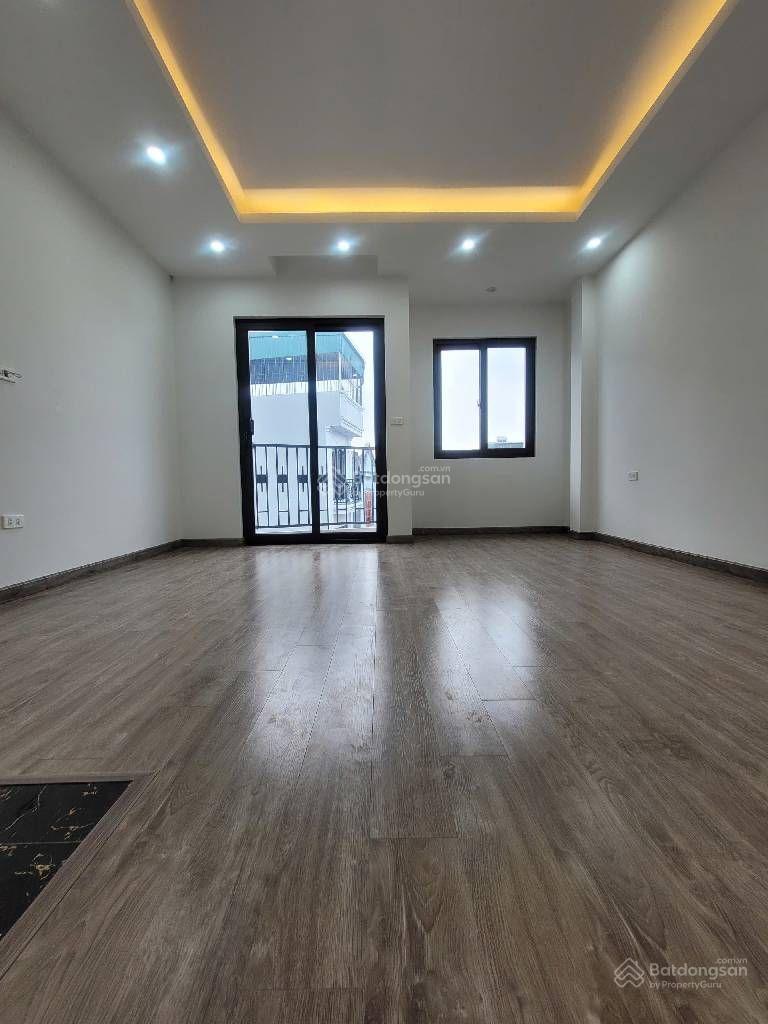 Cần bán gấp nhà 5 tầng diện tích 40m², mặt tiền 5m, nằm tại phố Việt Hưng, Long Biên