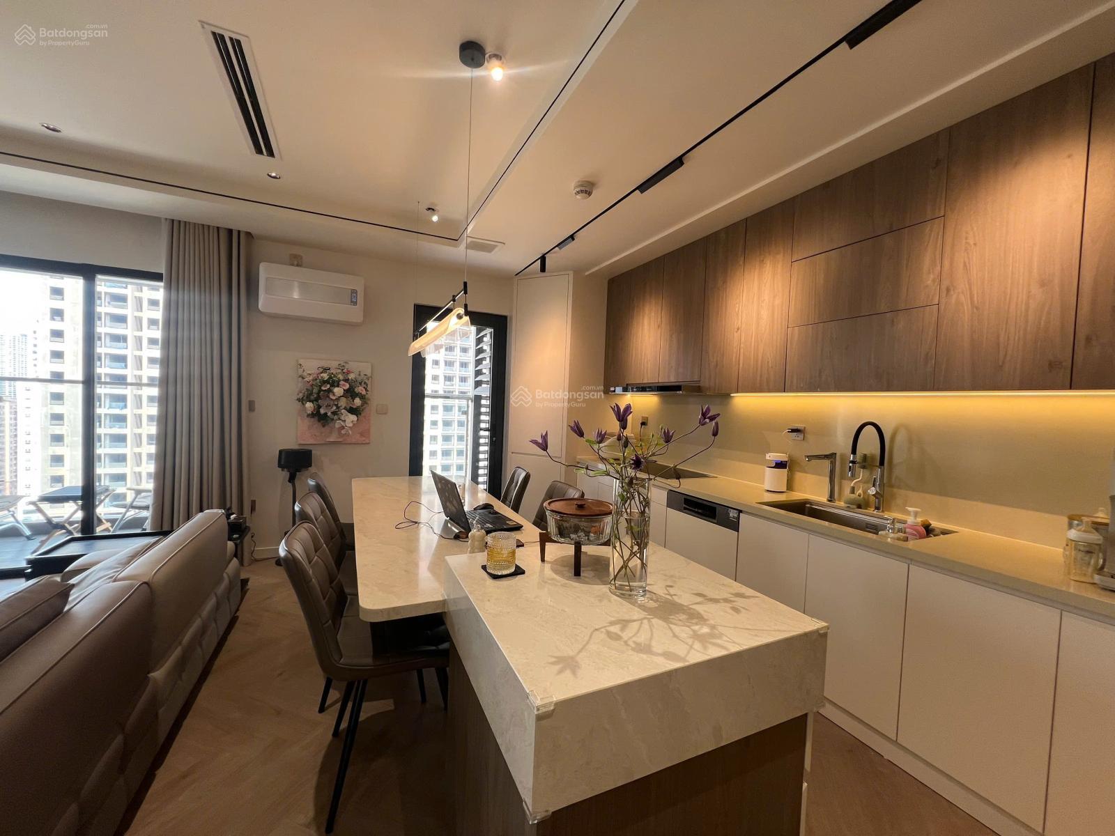 Vợ chồng em bán căn hộ 3 phòng ngủ - DT 157 m2 - Toà Hei Tower giá 9 tỷ - Nhà full đồ. 0988 246 ***