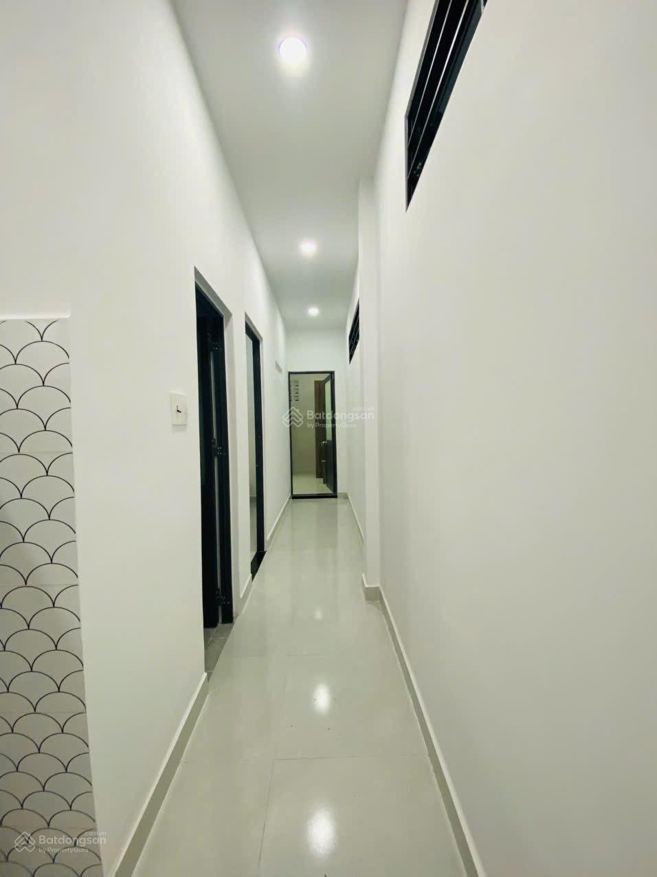 Bán nhà mới xây gần chợ Vĩnh Hải Nha Trang đường xe ô tô tận nơi. DT 70m2 có 2 phòng ngủ 2 toilet
