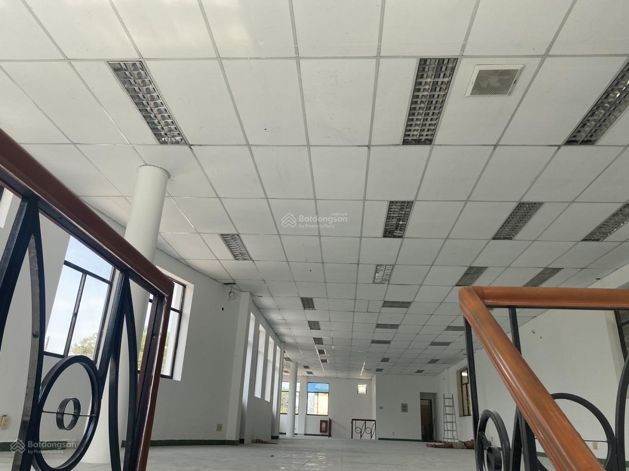 Cho thuê kho xưởng 6000m2 (xd: 4000m2) KCN Đức Hòa 3. Có văn phòng, PCCC, trạm hạ thế