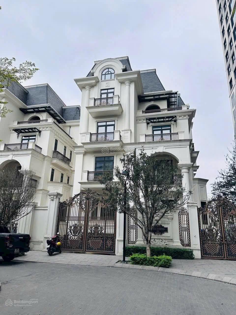 Bán biệt thự khu đô thị Văn Quán - Hà Đông - dt: 216m2 - 4 tầng - mt: 10m - giá: 46. X tỷ