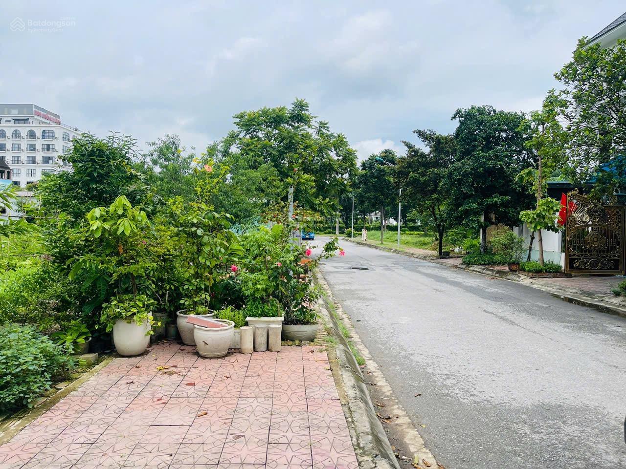 Biệt thự song lập 200m2 Nam Đầm Vạc, mặt tiền 10m, hướng chính Bắc. Liên hệ 0989 154 *** Trang