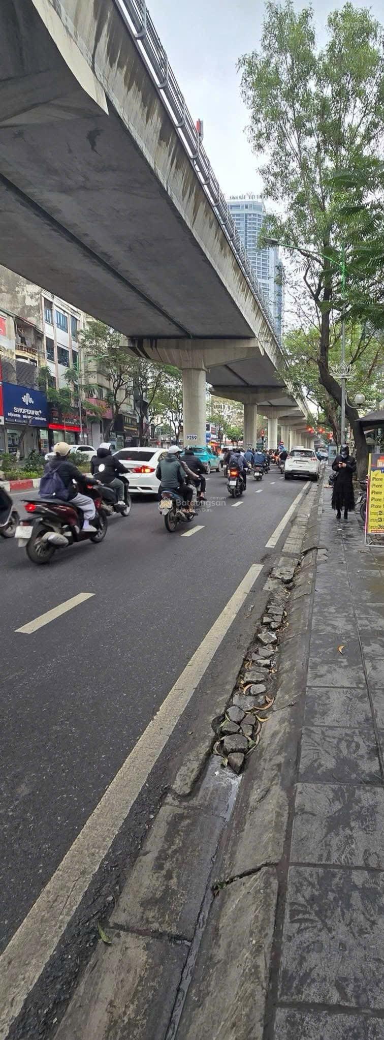Bán nhà mặt phố Cầu Giấy, 130 tỷ, 263m2, mặt tiền 6.1m, pháp lý đầy đủ, vị trí đắc địa nhất phố