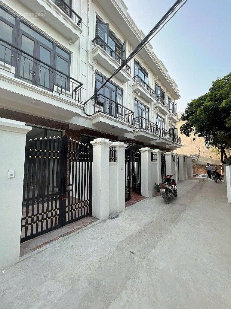 Nhà Độ Tràng, cách KĐT Đô Nghĩa 2km 50m2*3T vị trí đẹp sân riêng rộng oto đỗ cổng. Giá chỉ 3,65 tỷ