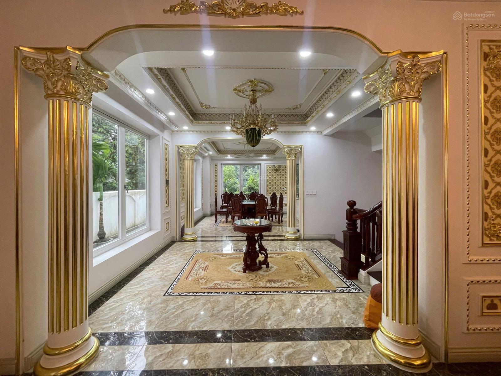 Bán gấp biệt thự 286m2 khu Hoa sữa Vinhomes Riverside, 310 triệu / m2, 4PN, 4WC, view đẹp