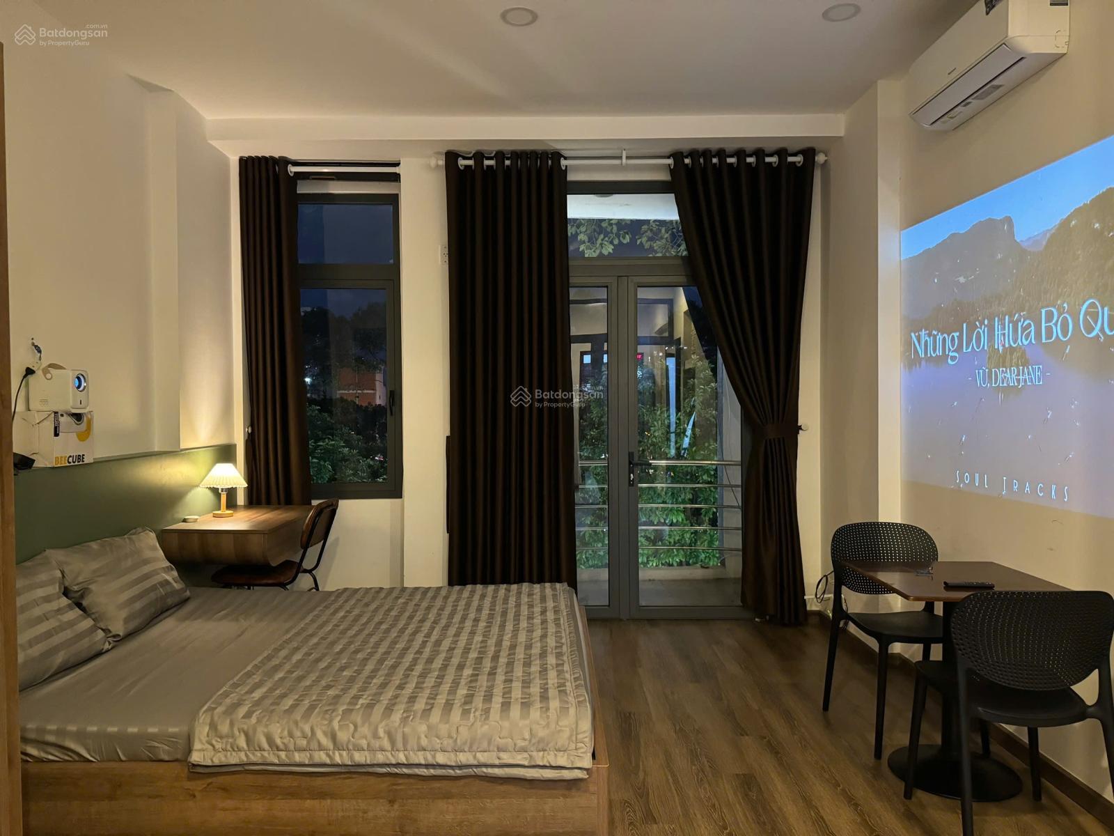 Cho thuê căn hộ ban công view bờ kè Hoàng Sa, Quận 1