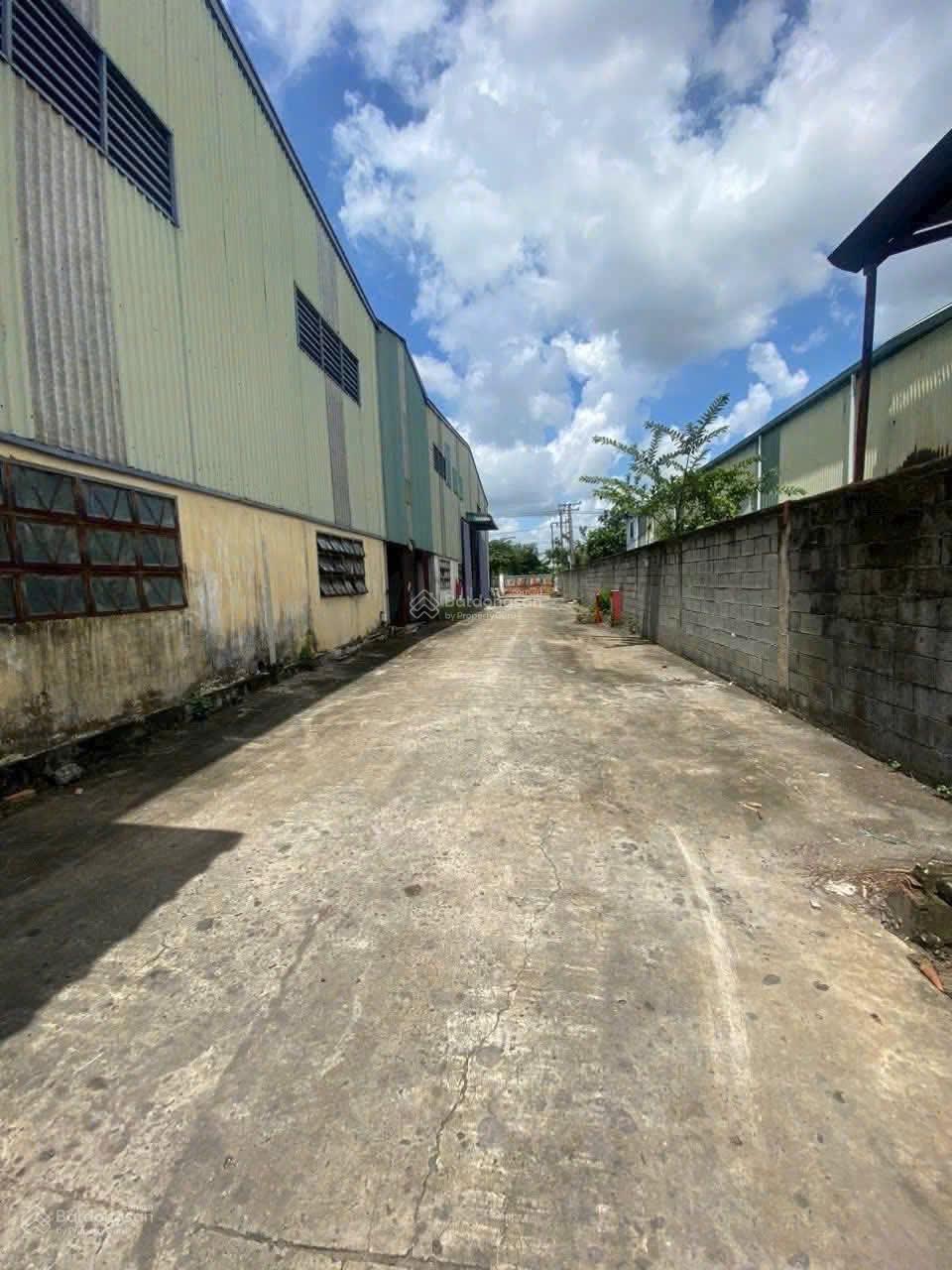 Cho thuê gấp kho, xưởng Nguyễn Văn Bứa, cụm CN Xuân Thới Sơn. Đường xe container, trần cao 12m