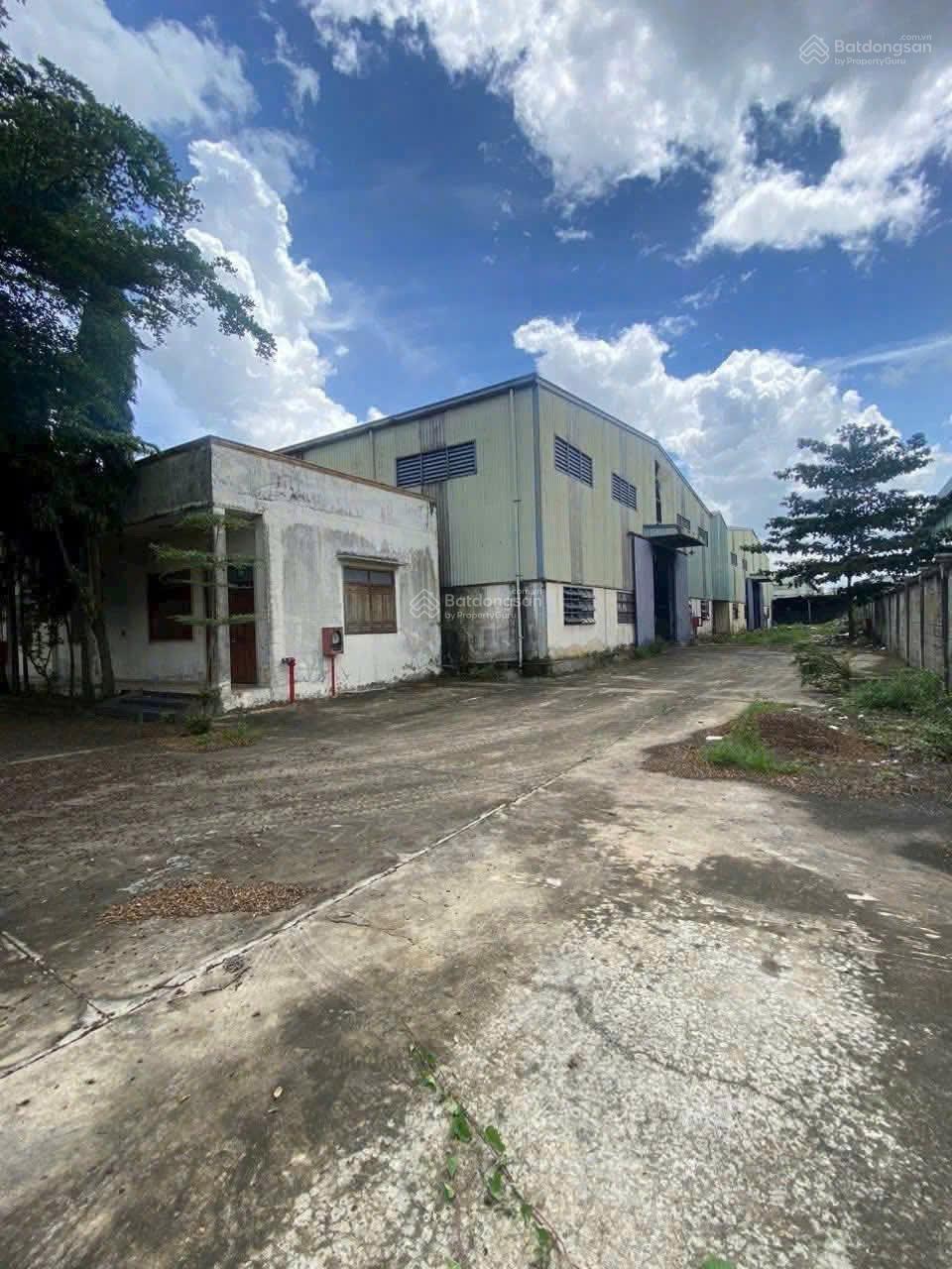 Cho thuê gấp kho, xưởng Nguyễn Văn Bứa, cụm CN Xuân Thới Sơn. Đường xe container, trần cao 12m