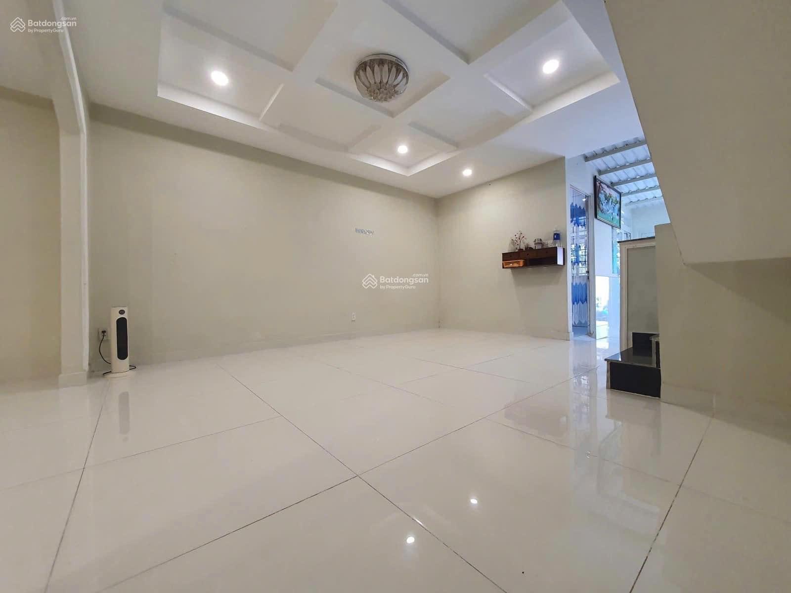 Bán nhà 2 lầu rưỡi gần cầu Phú Long cách bờ bao sông Sài Gòn 200m DT 123m giá chỉ nhỉnh 4 tỷ