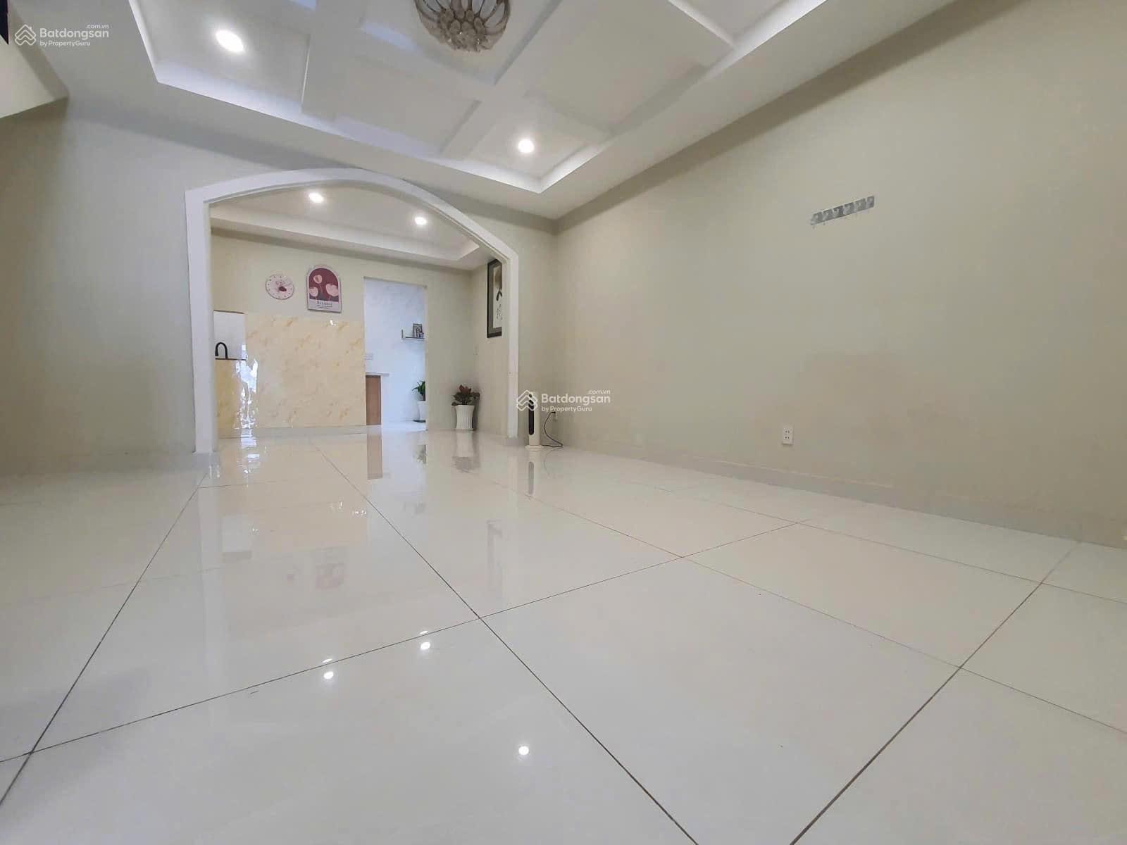 Bán nhà 2 lầu rưỡi gần cầu Phú Long cách bờ bao sông Sài Gòn 200m DT 123m giá chỉ nhỉnh 4 tỷ