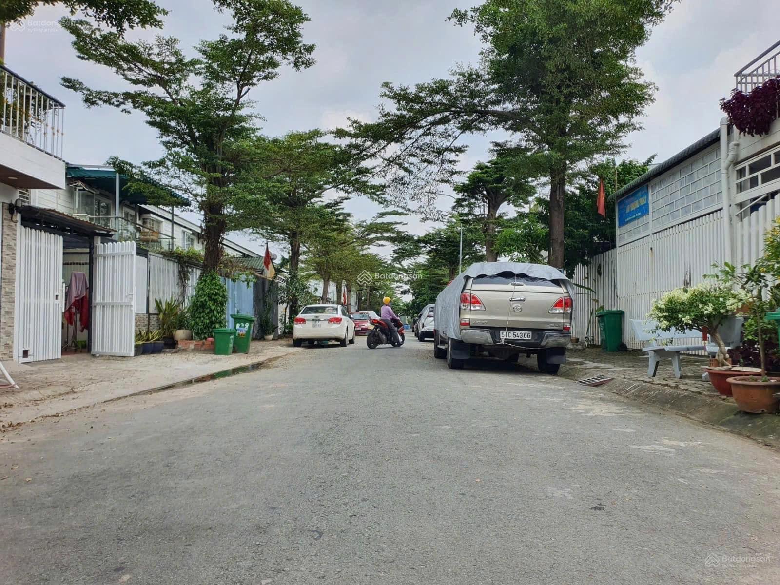 Bán nhà 2 lầu rưỡi gần cầu Phú Long cách bờ bao sông Sài Gòn 200m DT 123m giá chỉ nhỉnh 4 tỷ