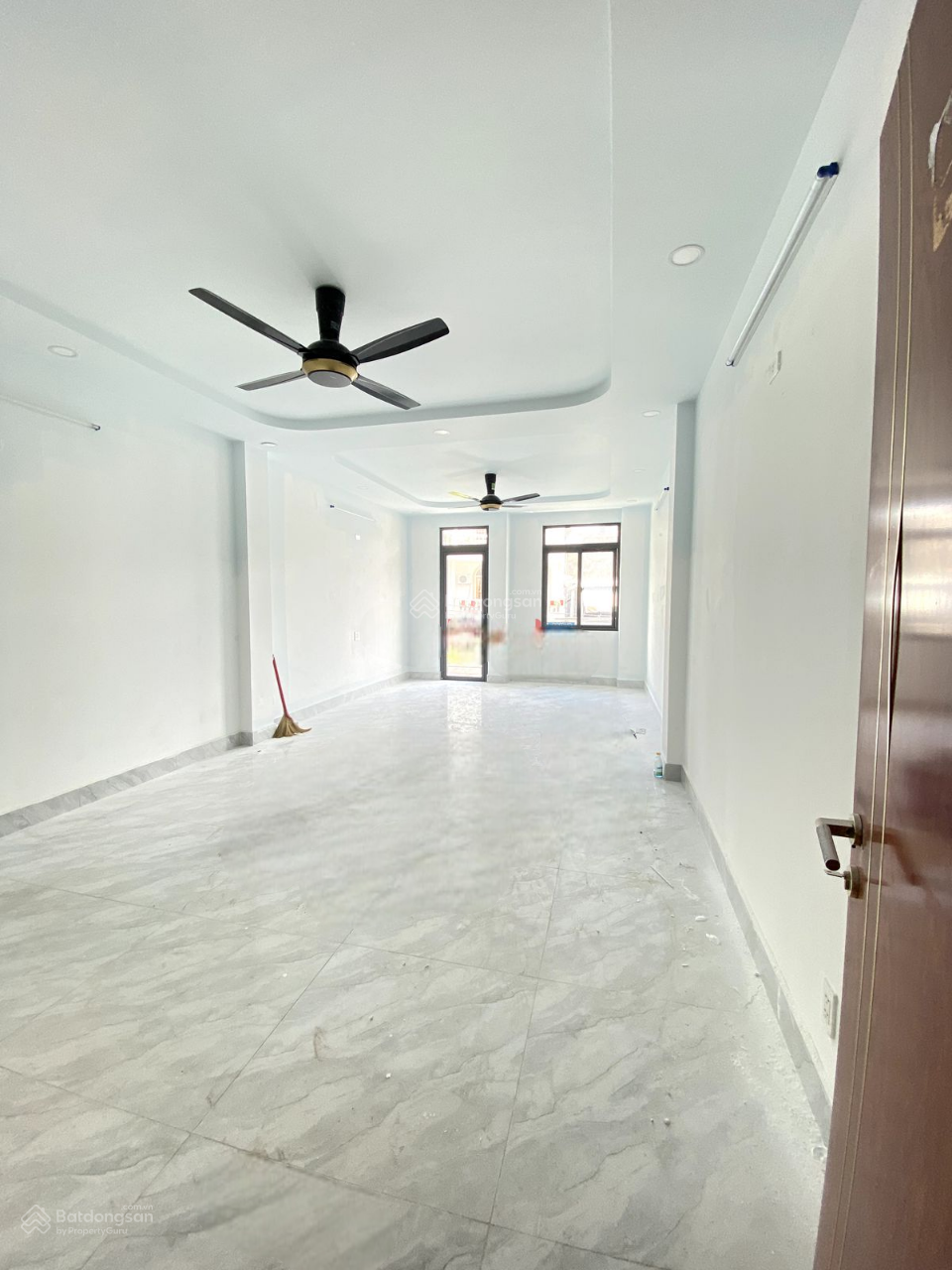 Cho thuê nhà mặt tiền Nguyễn Gia Trí, Bình Thạnh, 4.5*20m, 3 tầng, giá hạ còn 45 triệu
