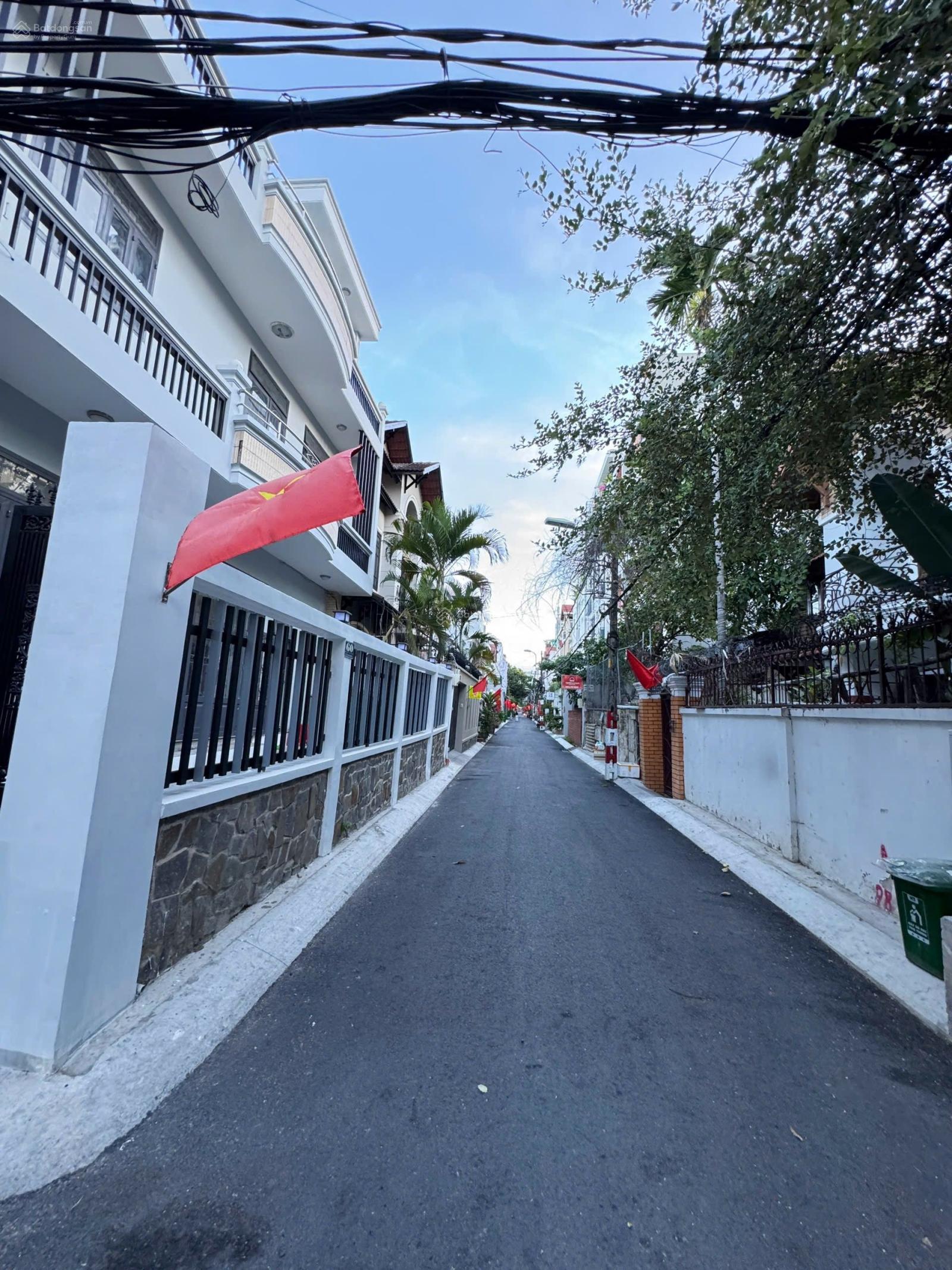 Biệt thự góc 2 mặt tiền Làng Báo Chí cần bán giá tốt