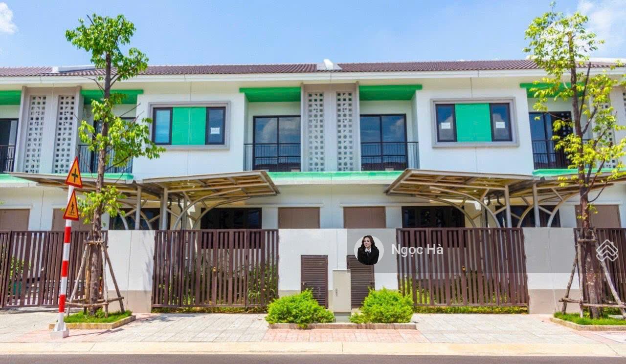 Kẹt tiền bán căn nhà phố tại Suncas Central sổ hổng sẳn chỉ 2 tỷ 8xx /100m2