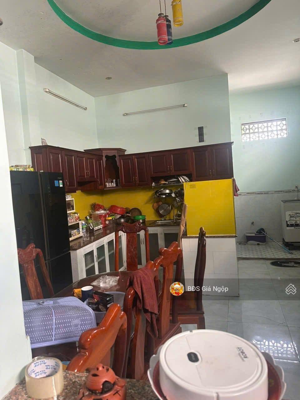 Bán nhà sát Go Dĩ An, DT 72,8m2, sỗ sẵn hoàn công, giá 4 tỷ 6, đường rộng, đang cho thuê 8tr/ th