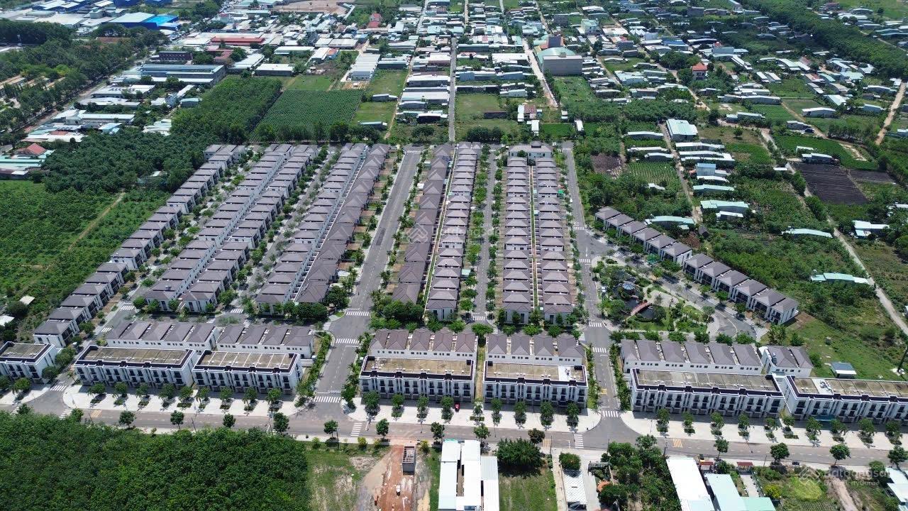 Ngộp bán 1 tỷ 750 triệu căn 100m2 1 trệt 1 lầu, đã có sổ - Chính chủ 0906 443 ***