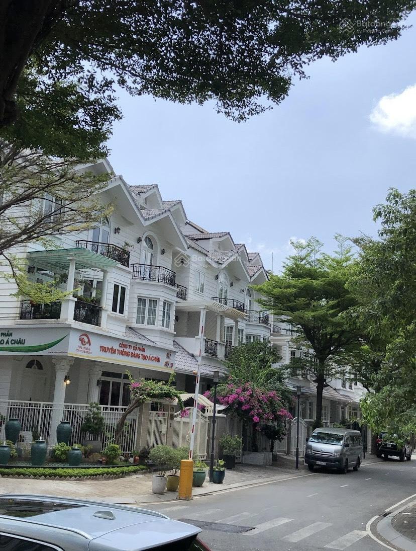 Cho thuê văn phòng Bình Thạnh - khu Saigon Pearl - 200m2 - full nội thất - free xe máy, free ô tô Cho thuê văn phòng Bình Thạnh - khu Saigon Pearl - 200m2 - full nội thất - free xe máy, free ô tô