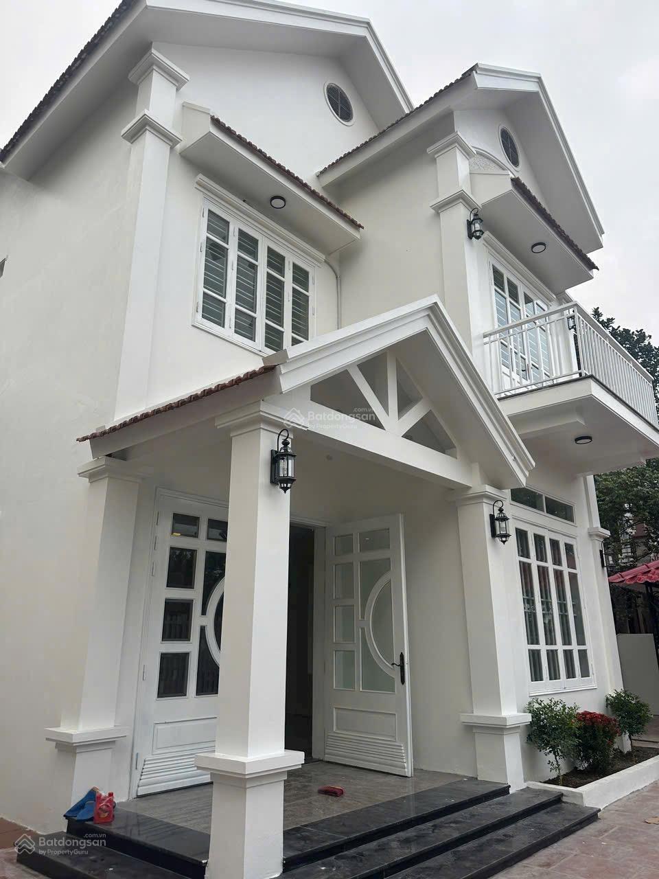Biệt thự 300m2 đủ nội thất mới đường 14m ngay cạnh hồ Bến Do và trung tâm khoáng của TTP