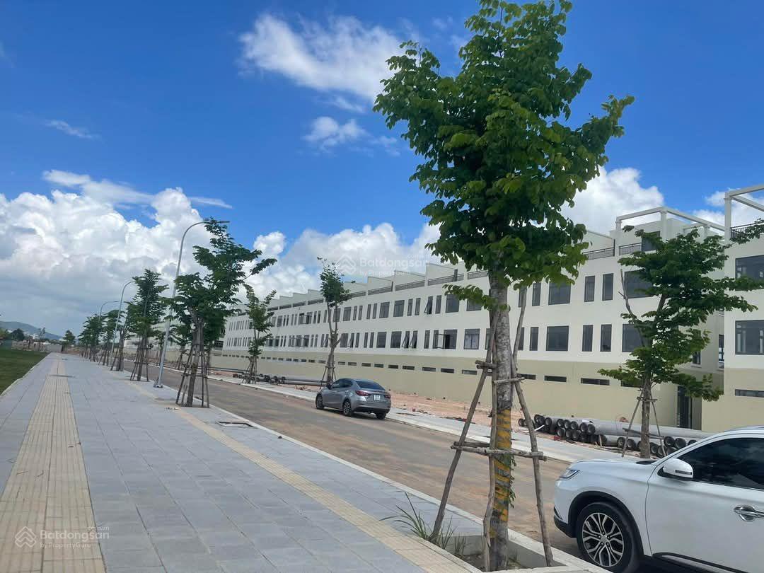 Giá tốt. Bán lô đất 80m2, lộ giới 13m, đối diện trường học, gần công viên, chợ. Lh: 0934 136 ***