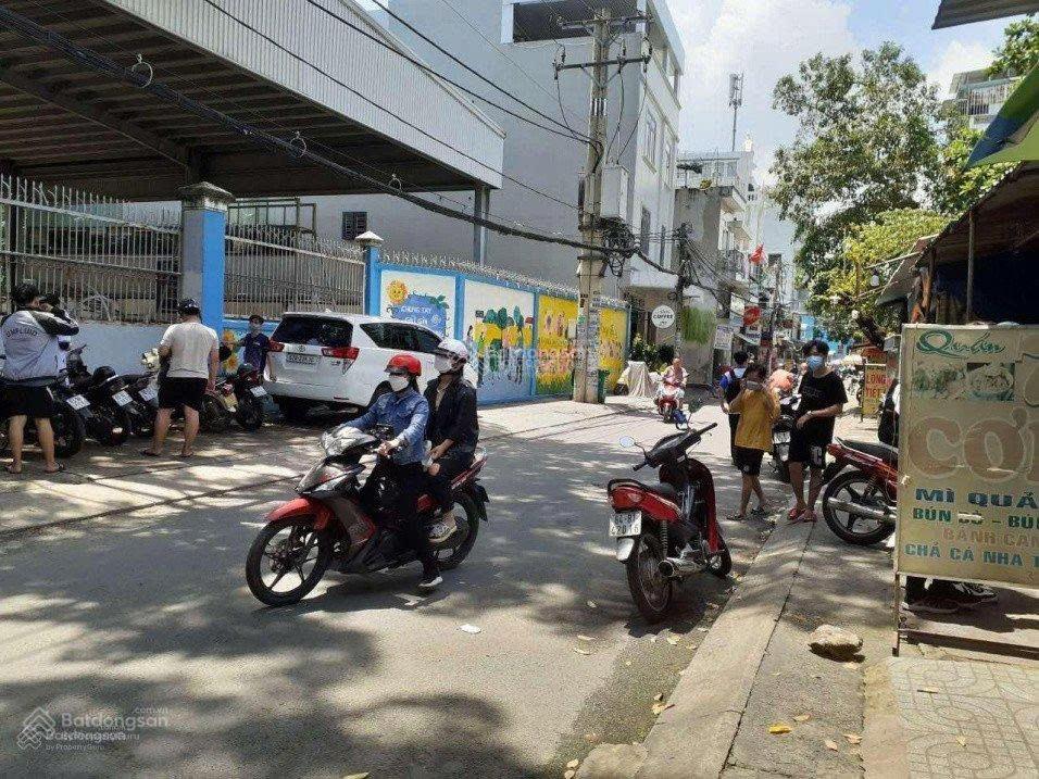 Mặt tiền chợ Tân Chánh Hiệp 18. Đối diện cổng ĐH giao thông vận tải. DT: 5x28m, giá: 6.8 tỷ