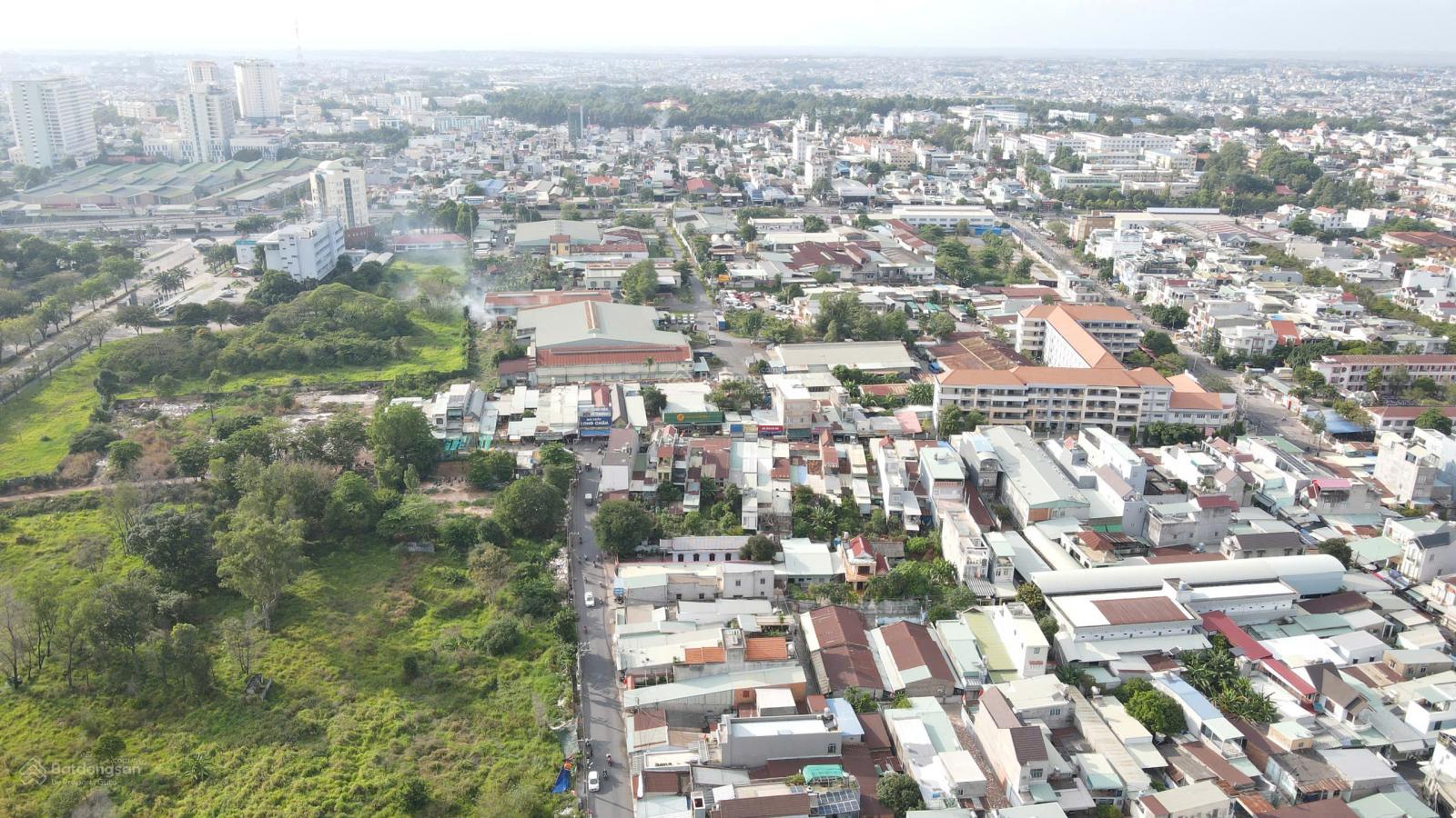 Siêu hiếm, bán lô góc 3 mặt tiền đường. Gần Amata P. Long Bình. Gần 6500m2, ngang 84m. 100 tỷ LVCC