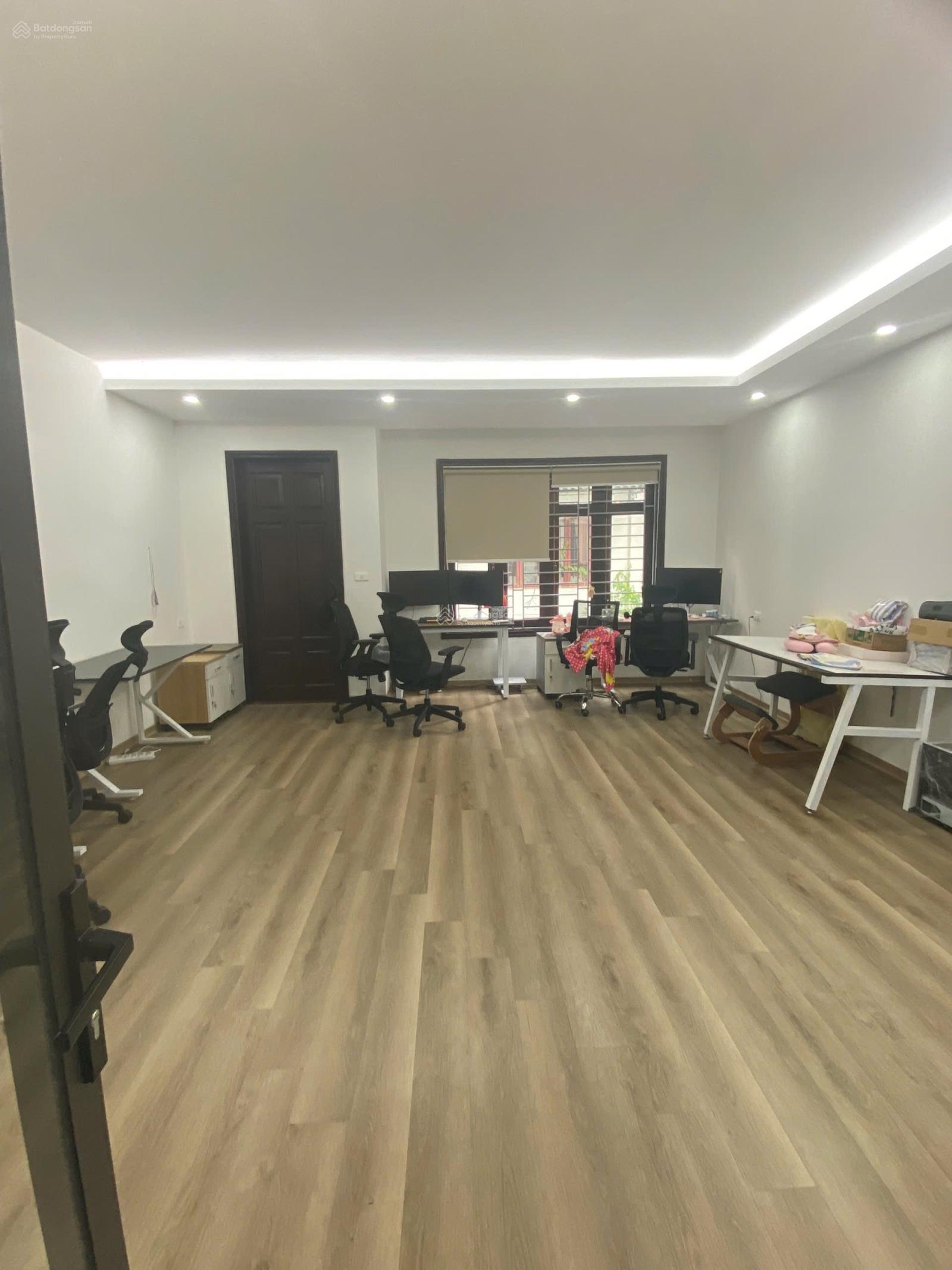 Mặt phố Đội Cấn 70m2 5 tầng nhà mới, căn góc, 30tr/th LH 0974 671 ***