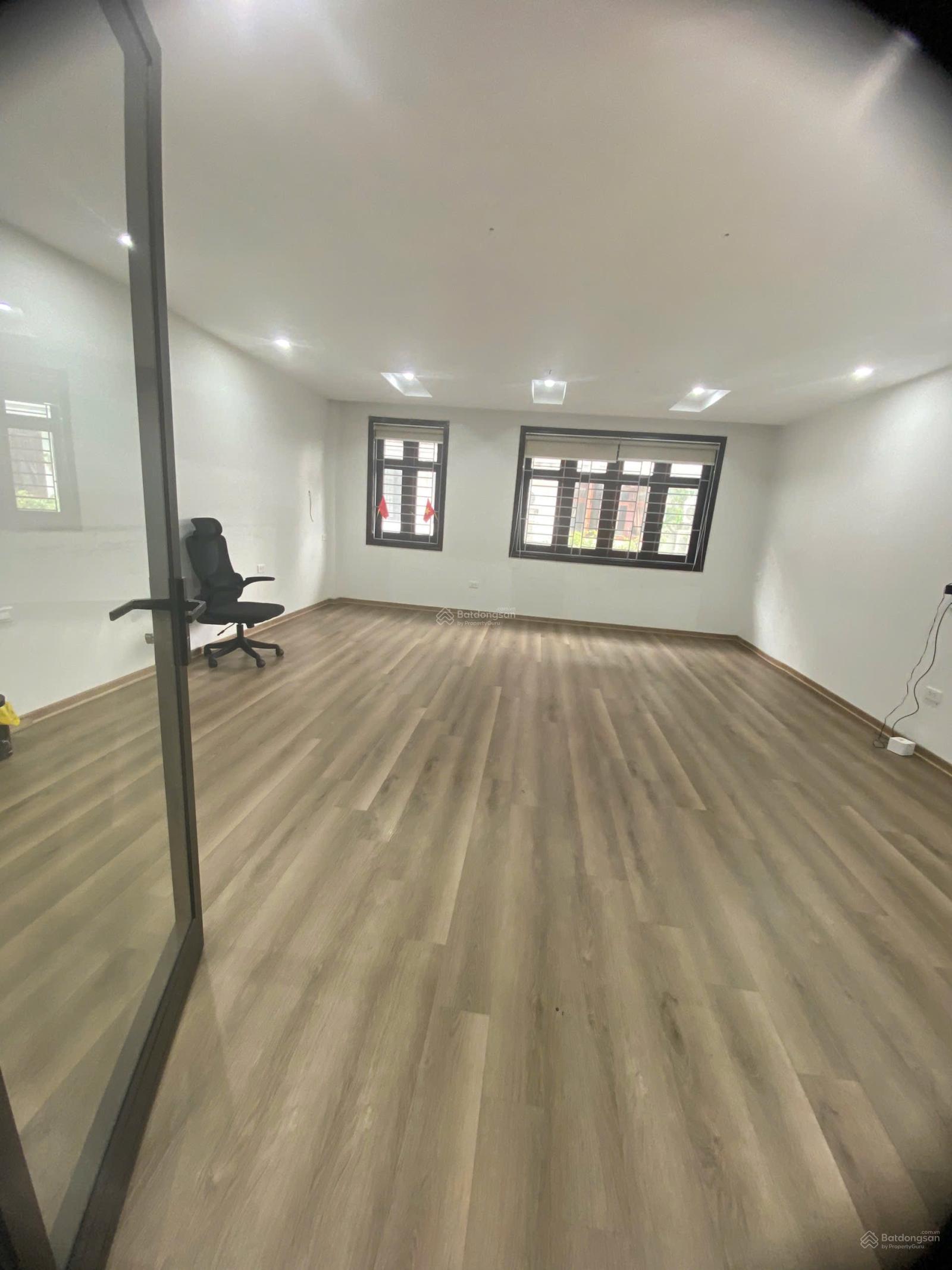 Mặt phố Đội Cấn 70m2 5 tầng nhà mới, căn góc, 30tr/th LH 0974 671 ***