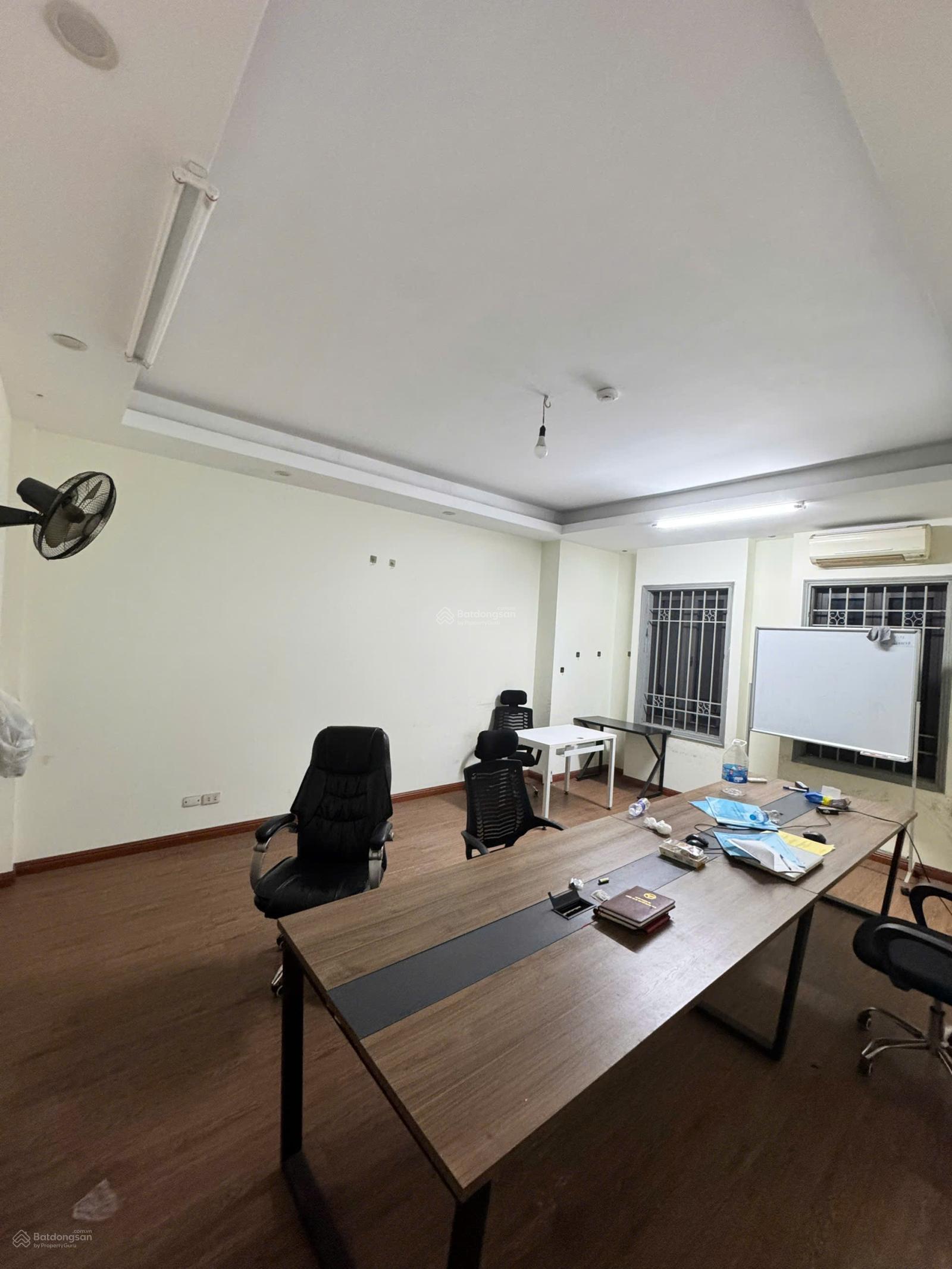 Cho thuê văn phòng 2 phòng tại tầng 3 KĐT Định Công, đầy đủ tiện nghi, ô tô đỗ cửa ~70m² Cho thuê văn phòng 2 phòng tại tầng 3 KĐT Định Công, đầy đủ tiện nghi, ô tô đỗ cửa ~70m²