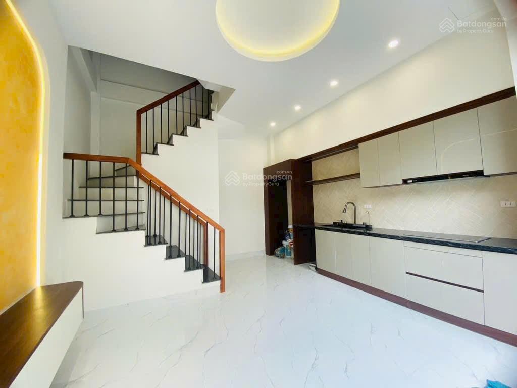 Bán nhà 5 tầng, mt4.5m Phố chợ Diêm Gỗ Việt Hưng, nhỉnh 5 tỷ, ngõ thông bàn cờ