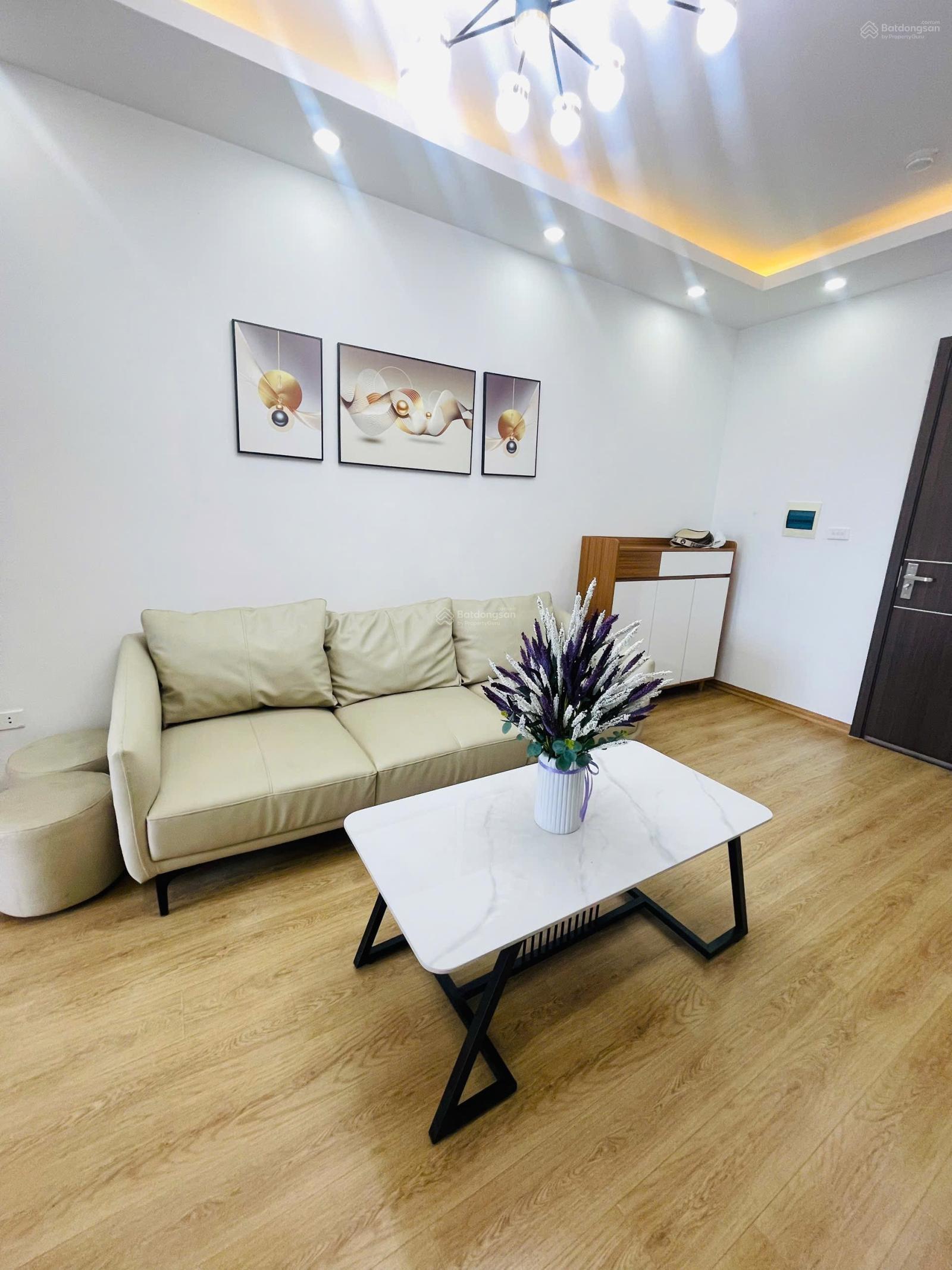 Bán căn 2 phòng ngủ 61,5m2 view hồ, sổ đỏ full nội thất, chỉ nhỉnh 4 tỷ tại VP5 Linh Đàm