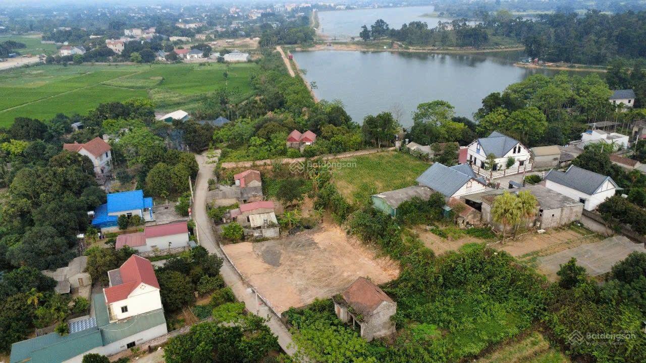 Thôn kẻ chay Xã Đông Tiến DT mảnh đất 721m2 180m2 thổ cư mặt tiền dài 31m vị trí nằm gần hồ Văn Sơn