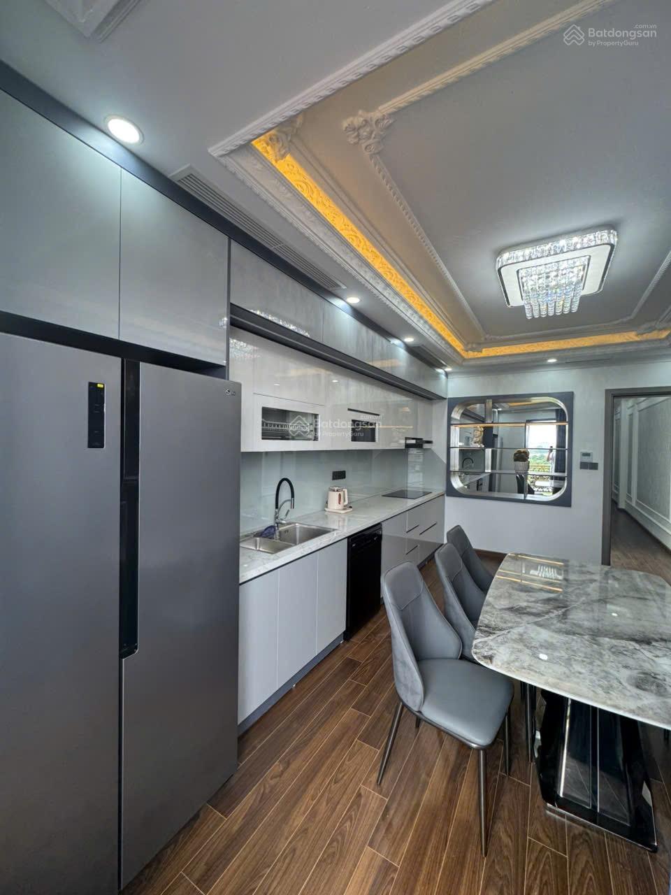 Nhà Mặt Phố 8 Tầng Thang Máy - Tiềm Năng - DT 65m2 - Vừa Ở Vừa KD - Cách Cầu Trần Hưng Đạo Chỉ 250m