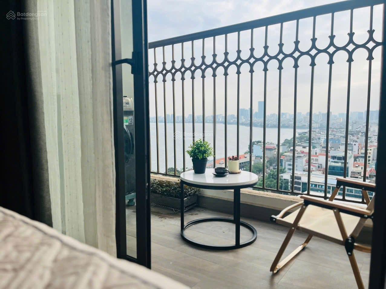 Bán toà nhà mặt phố tại Lạc Long Quân, 45 tỷ, 63m2, mặt phố 6m, view trọn Hồ Tây