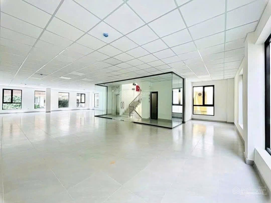 Cho thuê tòa nhà văn phòng mặt tiền đường Sư Vạn Hanh, Q10 thiết kế chuẩn văn phòng. Ngay trung tâm
