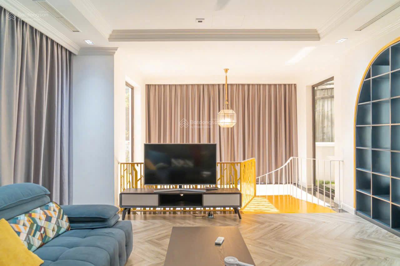 95 triệu/tháng thuê ngay biệt thự đơn lập 375m2 Hoa Sữa, Vinhomes Riverisde 4PN 5WC, có thang máy