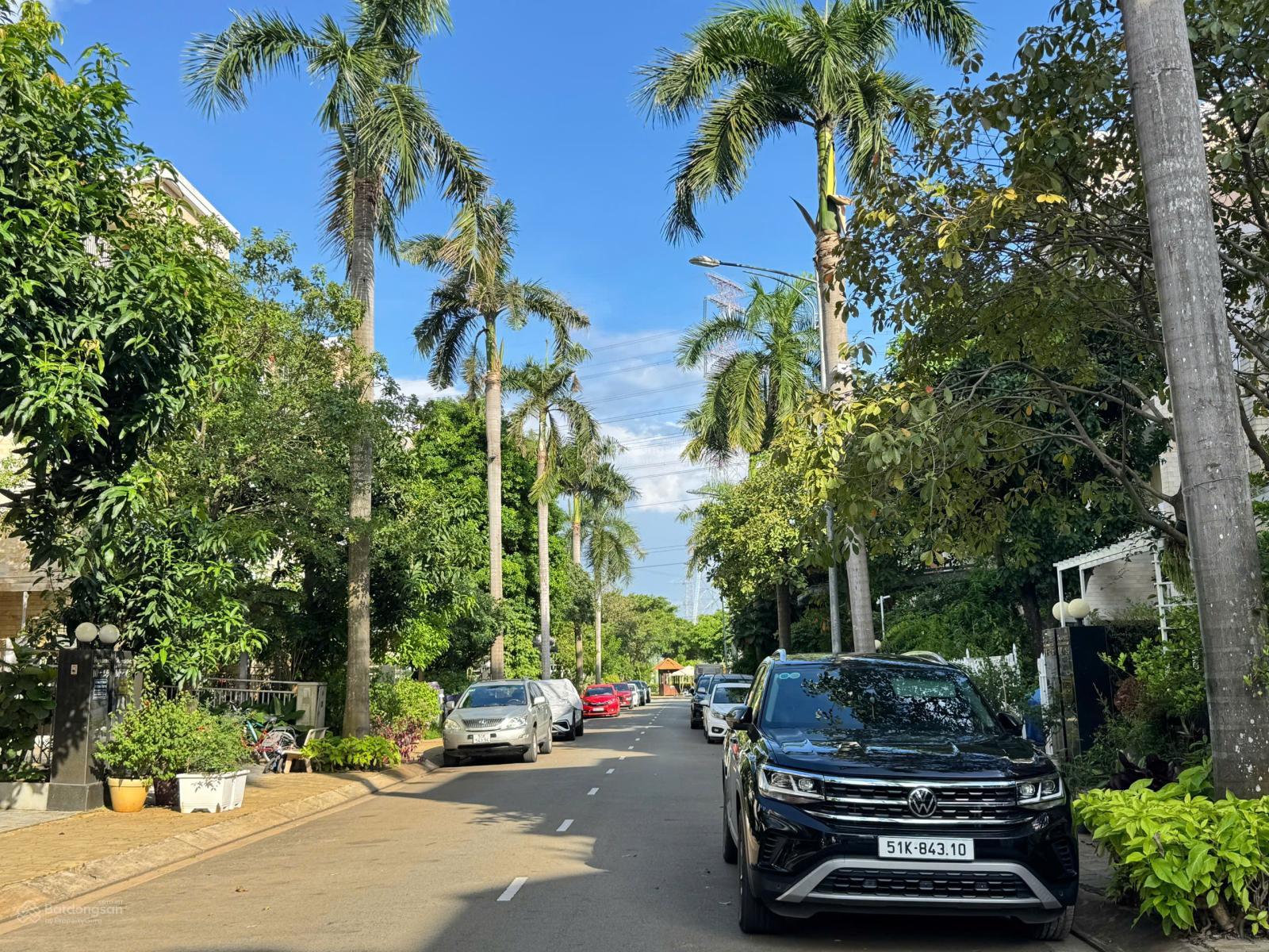 Cho thuê biệt thự Dragon Parc (DT: 8 x 21 m2) full nội thất 5PN giá 23 tr/th. Lh: 0938 399 ***