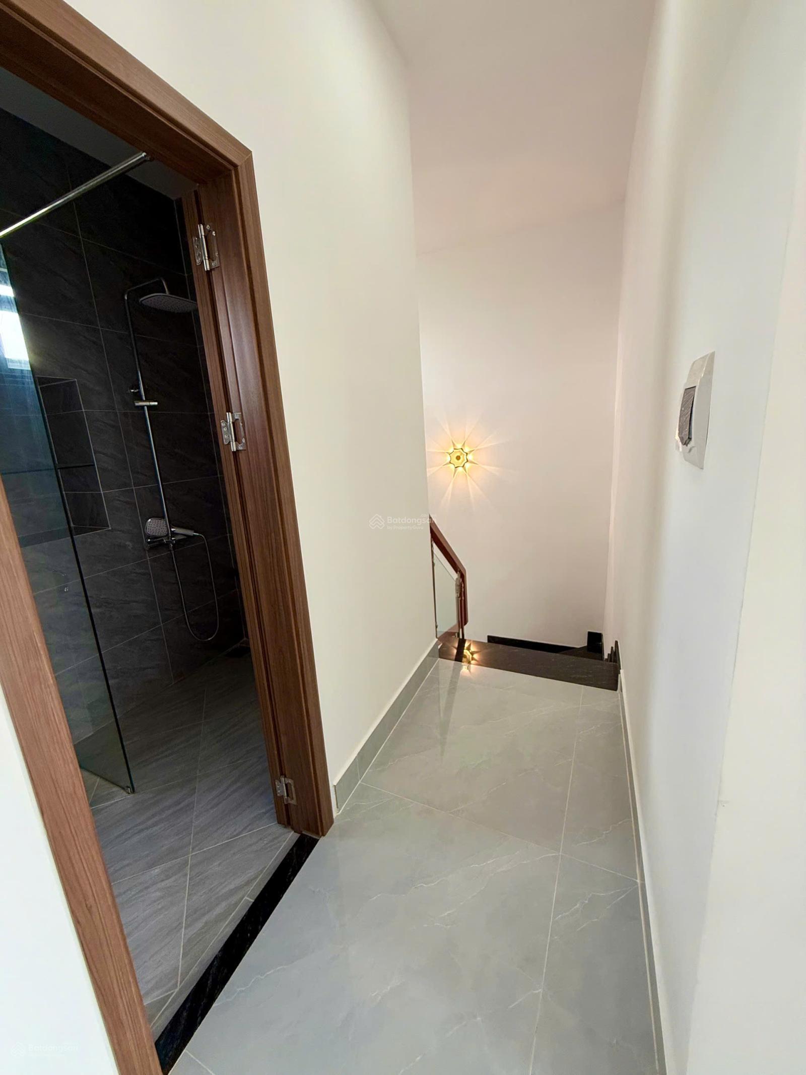 Nhà phố vừa hoàn thiện 3 phòng ngủ, SHR diện tích sử dụng 160m2, nội thất đầy đủ, có thể ở ngay