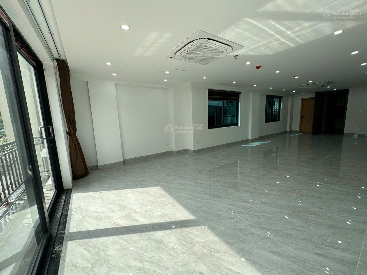 Cho thuê nhà mặt phố đẹp 4 tầng Đặng Văn Ngữ (TT Đống Đa) - hầm để xe - kinh doanh VP, showroom