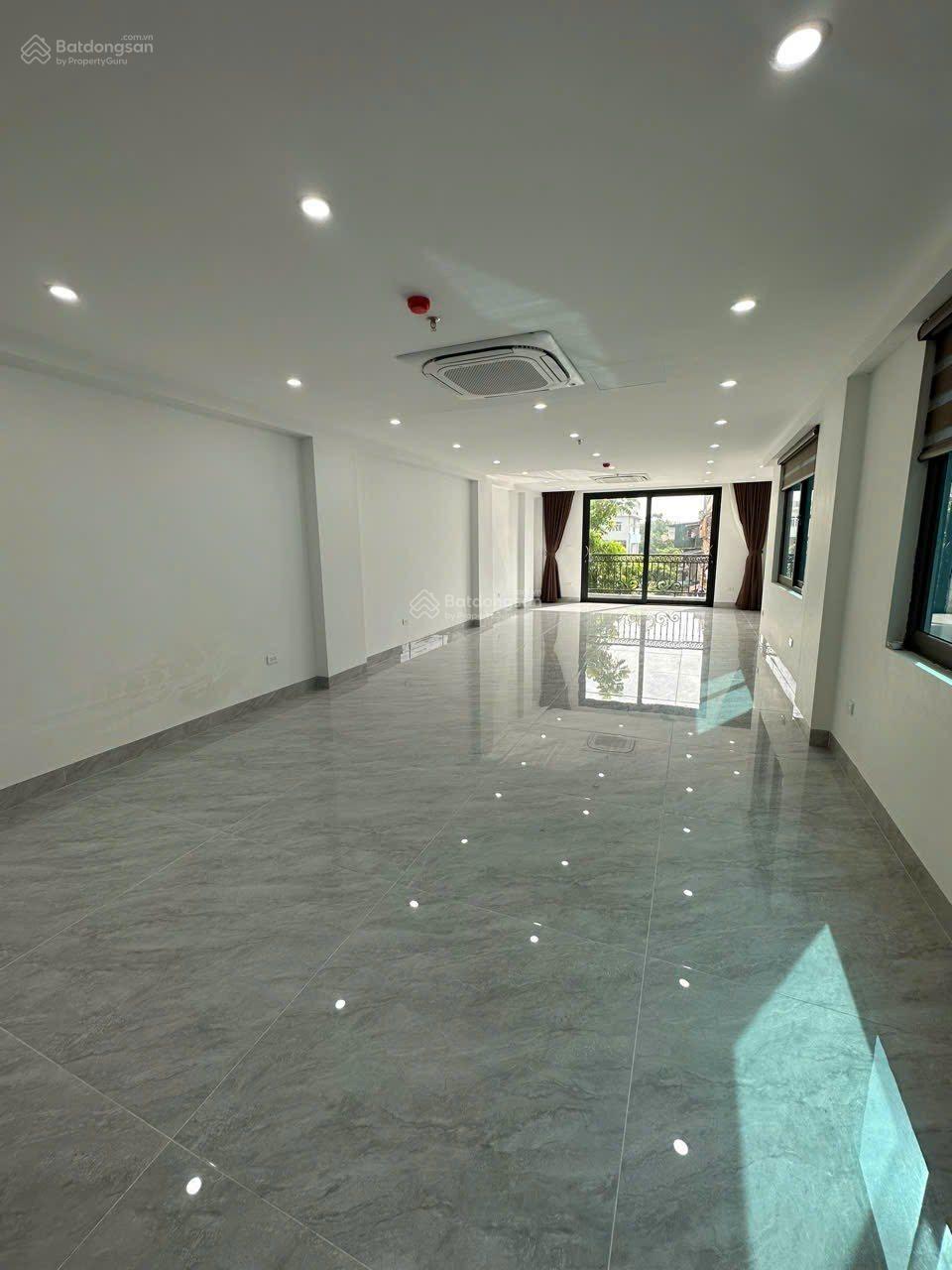 Cho thuê nhà mặt phố đẹp 4 tầng Đặng Văn Ngữ (TT Đống Đa) - hầm để xe - kinh doanh VP, showroom