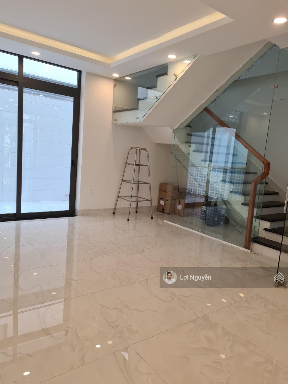 Nhà nguyên căn 6x17m, 1 hầm 4 tầng, thang máy, máy lạnh, giá tốt nhất KĐT Vạn Phúc, 35 triệu/tháng