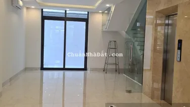 Nhà nguyên căn 6x17m, 1 hầm 4 tầng, thang máy, máy lạnh, giá tốt nhất KĐT Vạn Phúc, 35 triệu/tháng