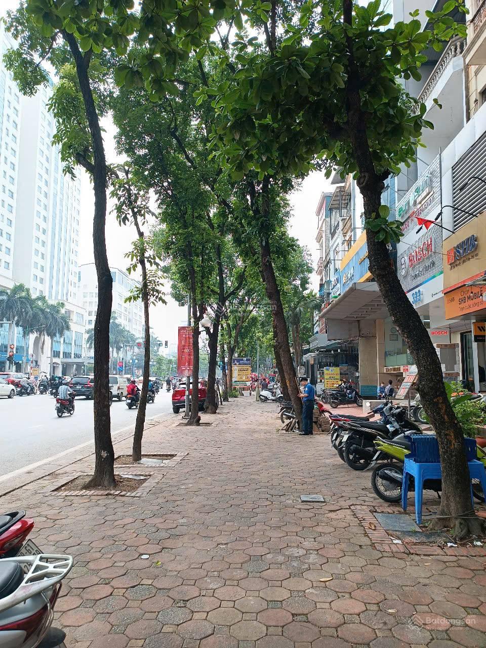 Cho thuê nhà mặt phố Hoàng Quốc Việt - dt rộng - vỉa hè 8m - kd sầm uất