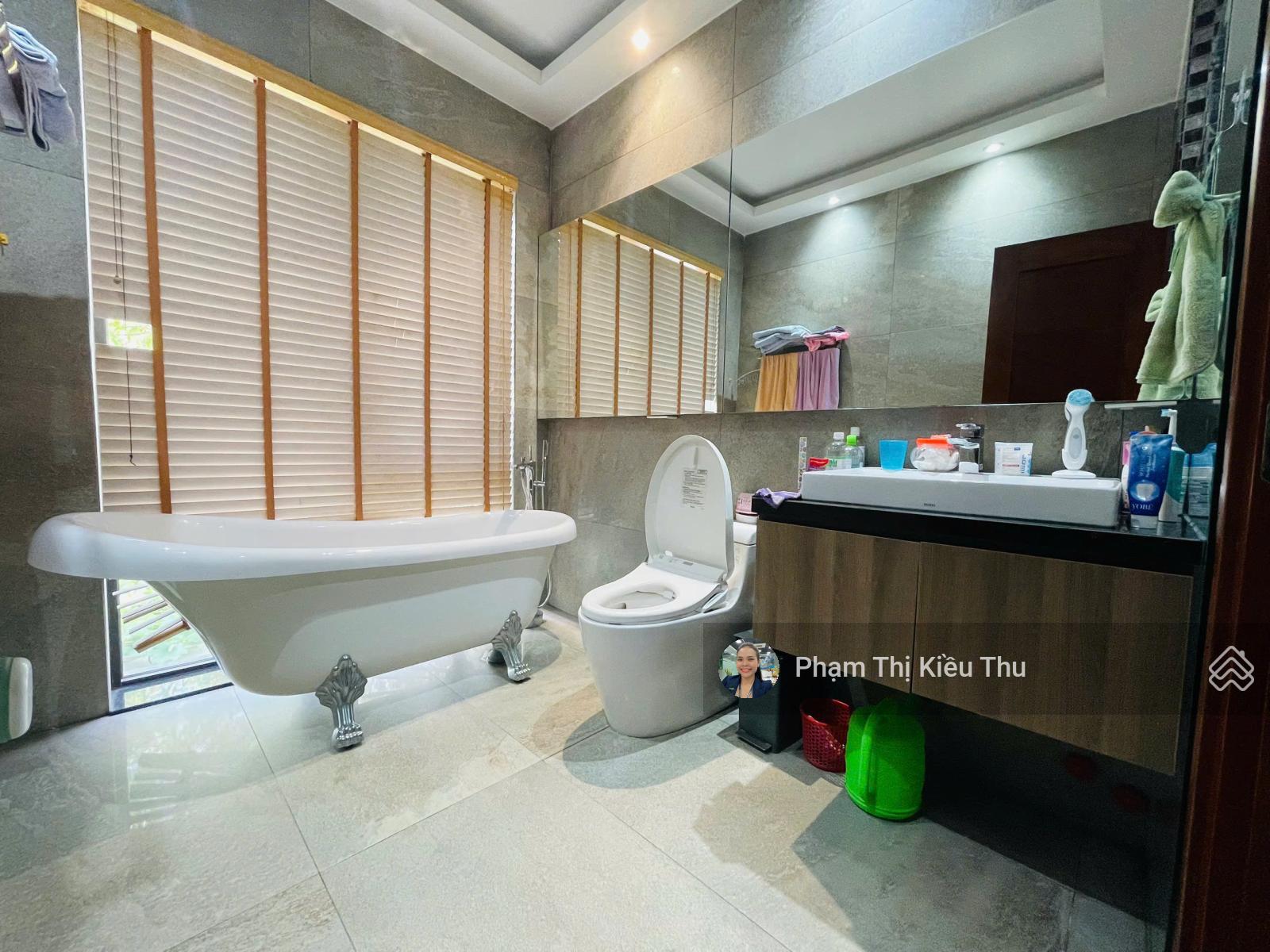 Biệt thự view hồ Lakeview City hoàn thiện full nội thất DT 8x22m 4PN giá 50 tr LH 0902 872 ***