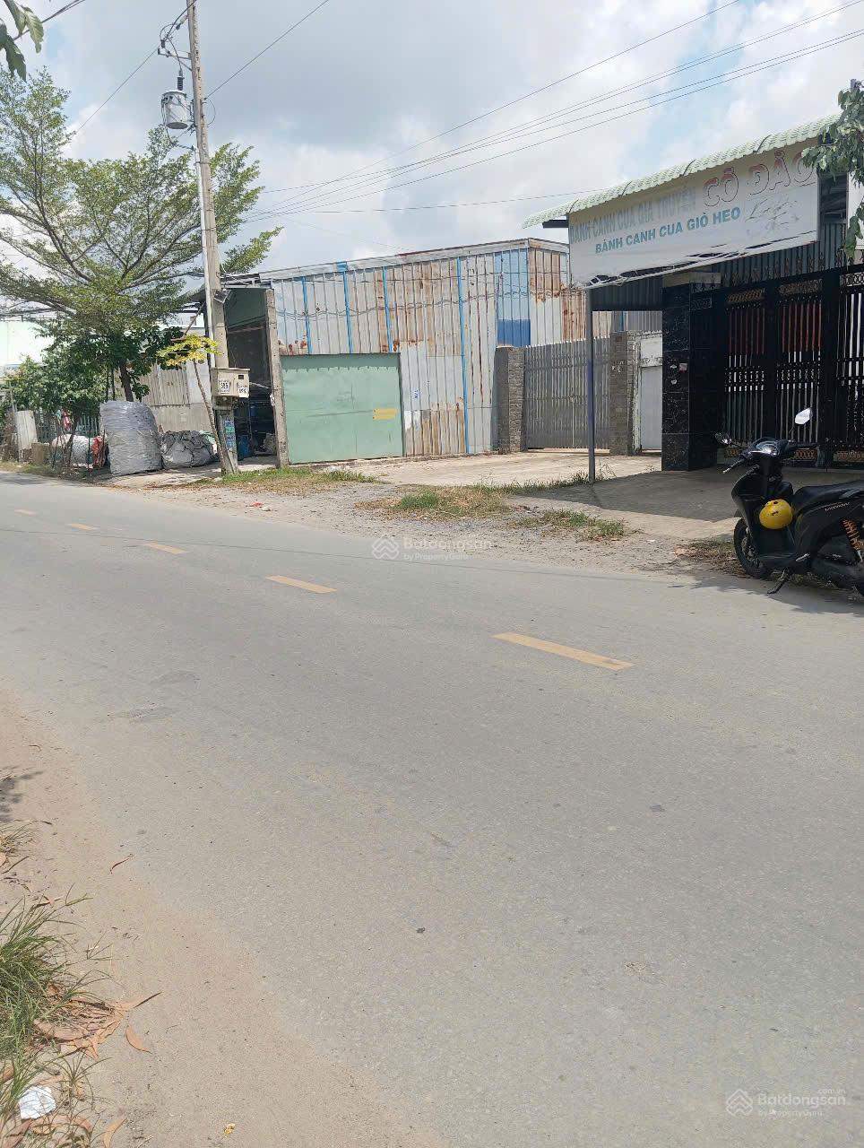 Chính chủ gửi bán lô đất 2 mặt tiền nhựa cách cây xăng Minh Toàn 400m. LH 0832 369 ***