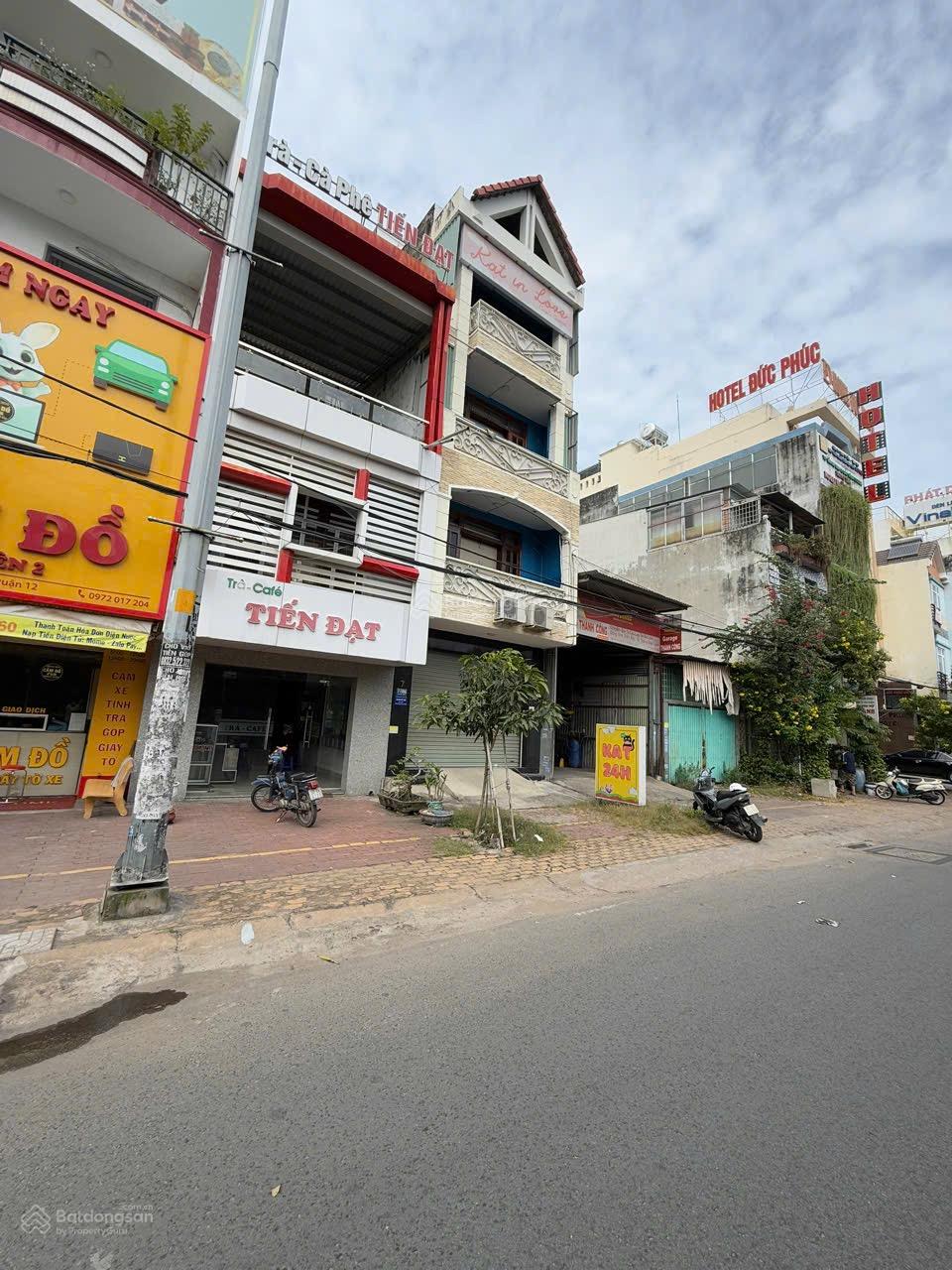 Khách sạn MT Hà Huy Giáp. 5 tầng. 17 phòng. Doanh thu 90tr. Hai mặt tiền 4.5x20. 11 tỷ hơn