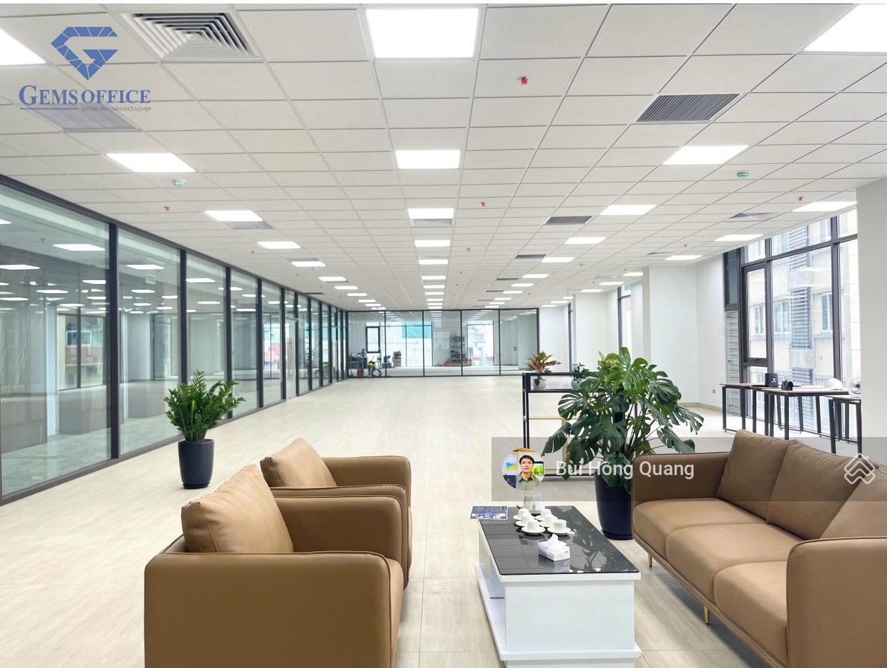 Cho thuê nhà vị trí cực đẹp mặt phố Trần Khát Chân 200m2, MT 10m, thông sàn, riêng biệt