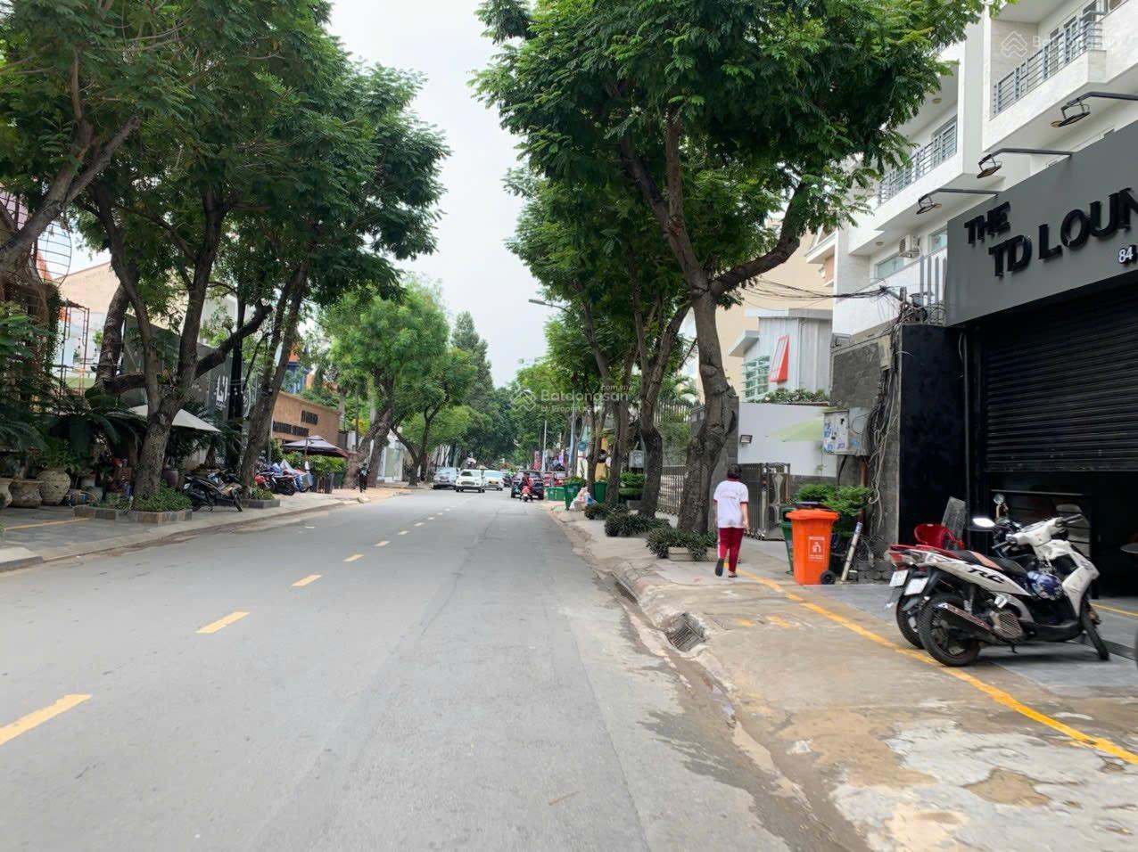 HOT...Bán MTKD Xuân Thuỷ, p.Thảo Điền Q2
Dt: 350m2 (17x18m) ,3 tầng , HDT 200tr/th giá 61 tỷ TL